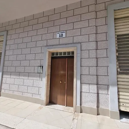Lovely Seaview - 70m From - Free Parking Garage Apartment